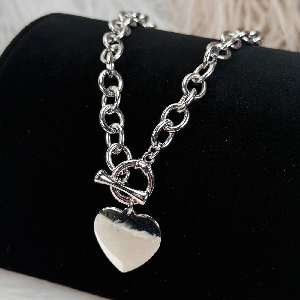 Beautiful vintages Silvertone, heart pendant, toggle closure, costume necklace
